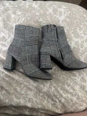 Sugar Black & White houndstooth booties